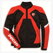 Fruto de la colaboración con Spidi, la chamarra de tela Ducati Summer 2 entra en la colección de prendas firmadas Ducati.